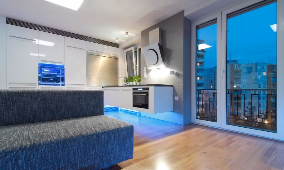 Ánh sáng màu xanh dương tạo cảm giác hiện đại và mát mẻ.