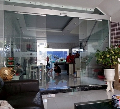 Nhà của Trấn Thành nhìn chung khá rộng rãi, anh chàng dùng vật liệu kính từ phòng khách đến nhà bếp nên tạo cảm giác thoáng đãng.