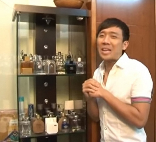 Ngoài ra, Trấn Thành còn thích sưu tập nước hoa, anh chàng cũng có nguyên một tủ lớn, để hàng chục lọ nước hoa của nhiều nhãn hiệu danh tiếng.