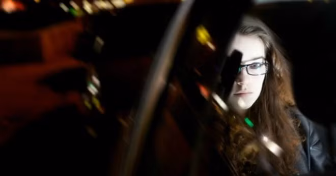 Một lưu ý khác khi gọi taxi một mình vào ban đêm, hành khách không nên để lộ những tài sản có giá trị, tránh trường hợp khiến tài xế nảy sinh lòng tham.