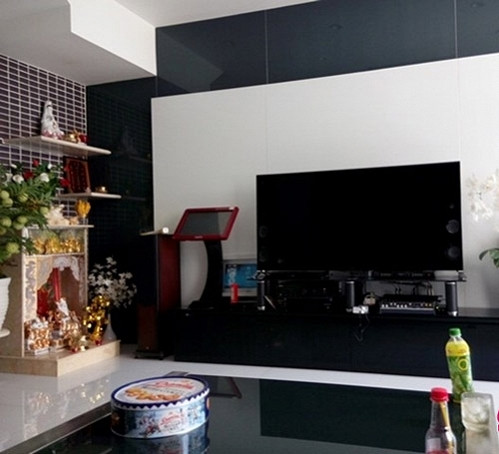 Ngôi nhà hiện đại với nhiều nội thất sang trọng, tiện nghi.