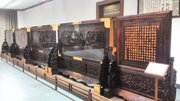 Những khung, giá tranh gỗ tử đàn trong bảo tàng.