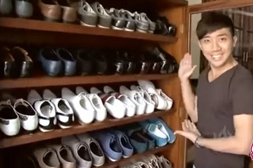 Bộ sưu tập giày dép hoành tráng là kho báu của chủ nhân căn phòng.