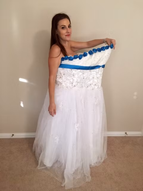 Nhiều người đã không thể tin nổi cô nàng 23 tuổi này có thể giảm cân một cách ngoạn mục đến vậy. Không chỉ bỏ ra một số tiền lớn, mà cô nàng đang được dân mạng quan tâm này đã phải đổ biết bao giọt mồ hôi và nước mắt mới có thể “ngẩng mặt” nhìn thế giới. Cô gái tên SLyndsey Hoover đã từng nặng tới 144 kg và ngay kể cả khi ngày trọng đại nhất đời cô đến, bản thân cô cũng luôn trở thành đề tài cho mọi người đùa giỡn. Khi đó, nhiều người nói cô ôm chú rể như người mẹ ôm đứa con nhỏ.