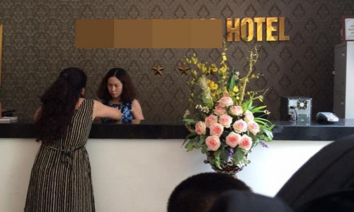 Phat khach san duoi khach du lich vi che com “do te”