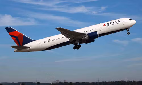 My: Dac vu ngam quen sung nap dan trong toilet may bay