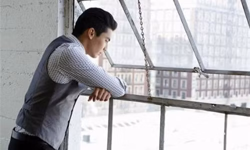 Cô ấy quỳ gối xin tôi tha thứ và hứa sẽ không tái phạm thêm lần nào nữa. Nếu tôi cương quyết, cô ấy sẽ tự tử… (Ảnh minh họa)