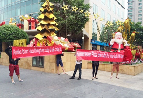 Nhân viên của Nhà hàng Club 39 căng băng rôn phản đối.