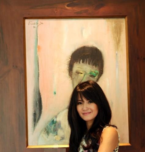 Nữ ca sĩ bên bức tranh nhạc sĩ Trịnh Công Sơn vẽ tặng.