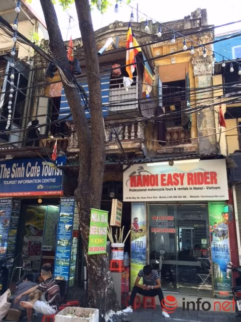 Các căn nhà xuống cấp trên phố hàng Buồm. (Ảnh: Minh Thư)