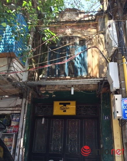 Qua khảo sát của PV trên một số tuyến phố cổ như: Hàng Bạc, Mã Mây, Hàng Buồm, Hàng Ngang, Hàng Chĩnh, Lương Ngọc Quyến… nhiều ngôi nhà mặt tiền đã xuống cấp, nhưng hiện vẫn đang cho thuê kinh doanh ăn uống, bán hàng. Nếu chỉ nhìn vào những cửa hàng thuê kinh doanh ở tầng thấp ít ai biết các căn nhà cổ đã xuống cấp, chỉ khi đưa mắt nhìn lên cao mới thấy nhiều căn nhà đã nứt toác, bong tróc, sập xệ… rất nguy hiểm.