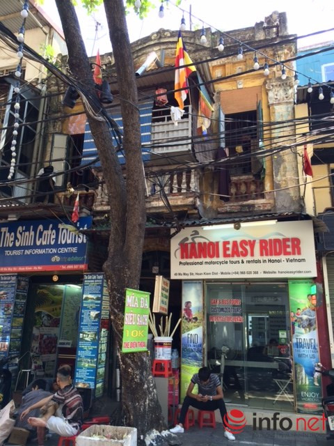 Các căn nhà xuống cấp trên phố hàng Buồm. (Ảnh: Minh Thư)