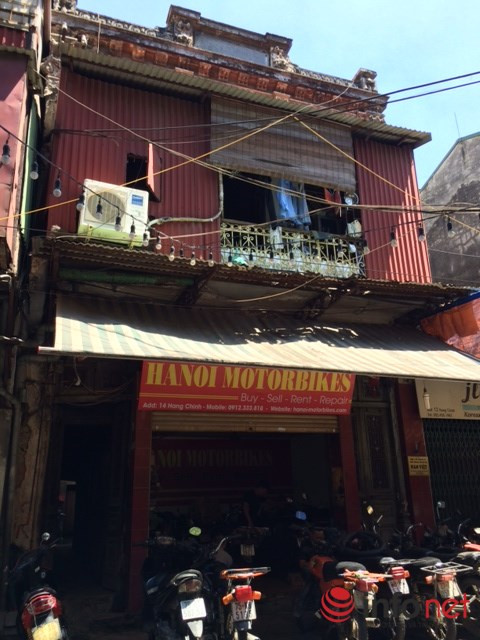 Căn nhà số 14 hàng Chĩnh cũng đã xuống cấp và được chủ nhà tu tạo bằng quây tôn. (Ảnh: Minh Thư)