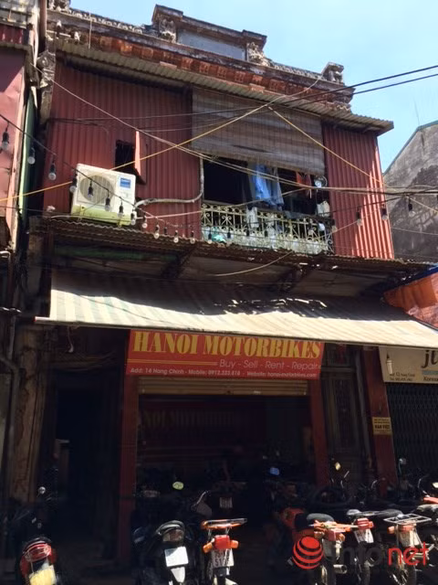 Căn nhà số 14 hàng Chĩnh cũng đã xuống cấp và được chủ nhà tu tạo bằng quây tôn. (Ảnh: Minh Thư)