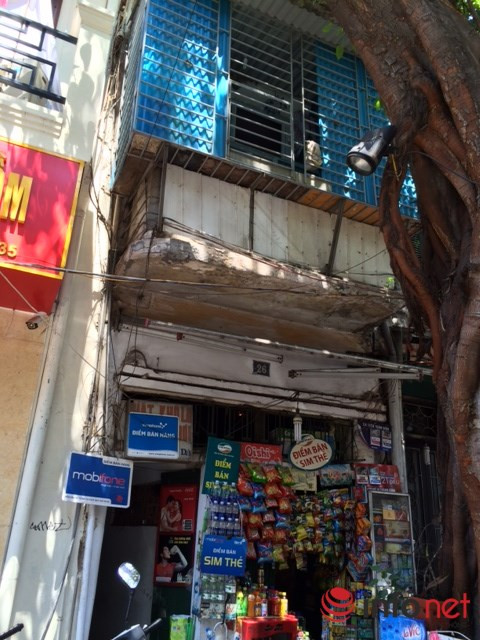 Căn nhà phố Mã Mây cũ kỹ, chuồng cọp tầng lớp chồng lên nhau lại quây kín khá nguy hiểm nếu có sự cố cháy, nổ. (Ảnh: Minh Thư)