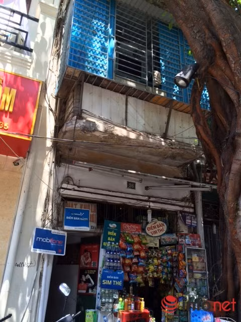 Căn nhà phố Mã Mây cũ kỹ, chuồng cọp tầng lớp chồng lên nhau lại quây kín khá nguy hiểm nếu có sự cố cháy, nổ. (Ảnh: Minh Thư)