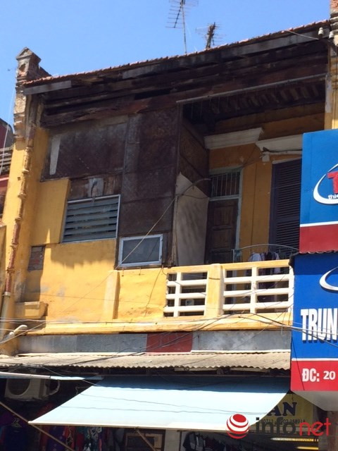 Căn nhà này ở phố Hàng Ngang dù đã được sửa chữa nhưng kèo mái bằng gỗ đã mục nứt, và được che chắn bằng cót ép... (Ảnh: Minh Thư)