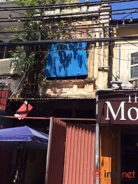 Vụ sập ngôi nhà số 43 Cửa Bắc (Hà Nội) vừa qua cùng với vụ sập biệt thự cổ ở phố Trần Hưng Đạo trước đó đã và đang là một hồi chuông cảnh báo mạnh mẽ về tình trạng nhà cổ, nhà cũ xuống cấp gây nguy hiểm cho những người dân ở Thủ đô. Đặc biệt, những ngôi nhà trên các khu phố cổ đang rơi vào tình trạng chắp vá, có công trình cơi nới, “chuồng cọp” chằng bám vá víu vào nhau đang gây nên nhiều nguy hiểm tiềm ẩn, nhất là nếu chẳng may có xảy ra sự cố cháy nổ thì không biết thoát hiểm bằng cách nào.