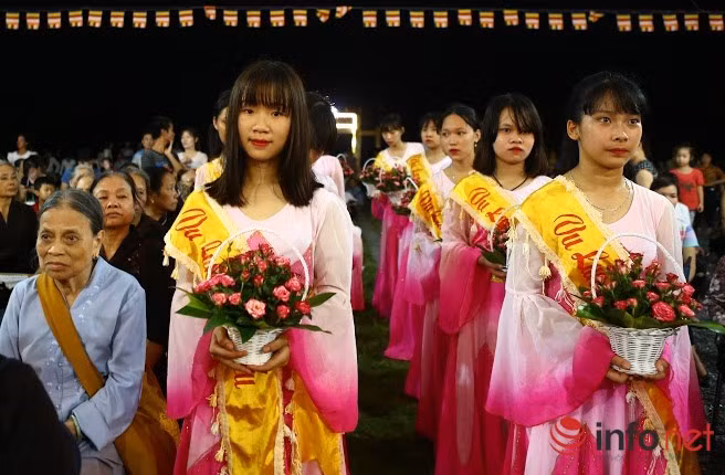 Những phật tử của chùa dâng hoa cúng dàng.