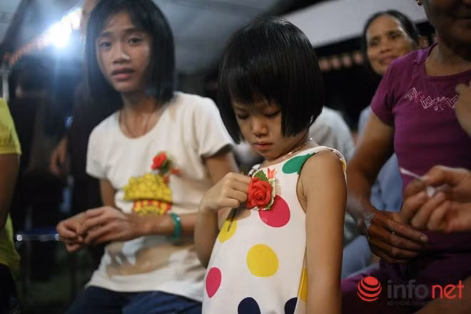 Những em nhỏ tham gia buổi lễ cũng được cài lên mình bông hoa hồng thắm.