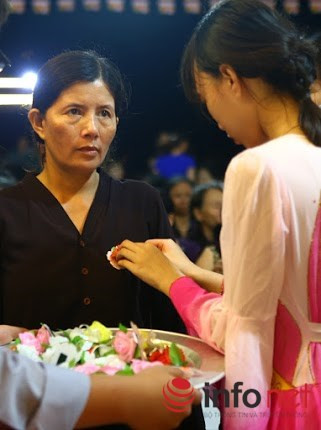 Màu đỏ tượng trưng cho người còn cha, mẹ.