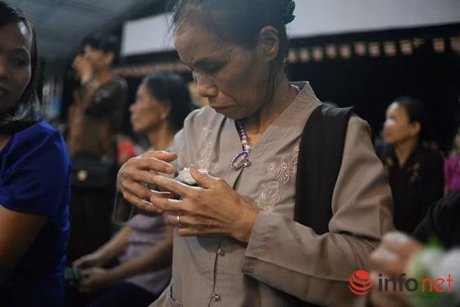 Ôm bông hoa hồng trắng và nhớ tới cha mẹ.