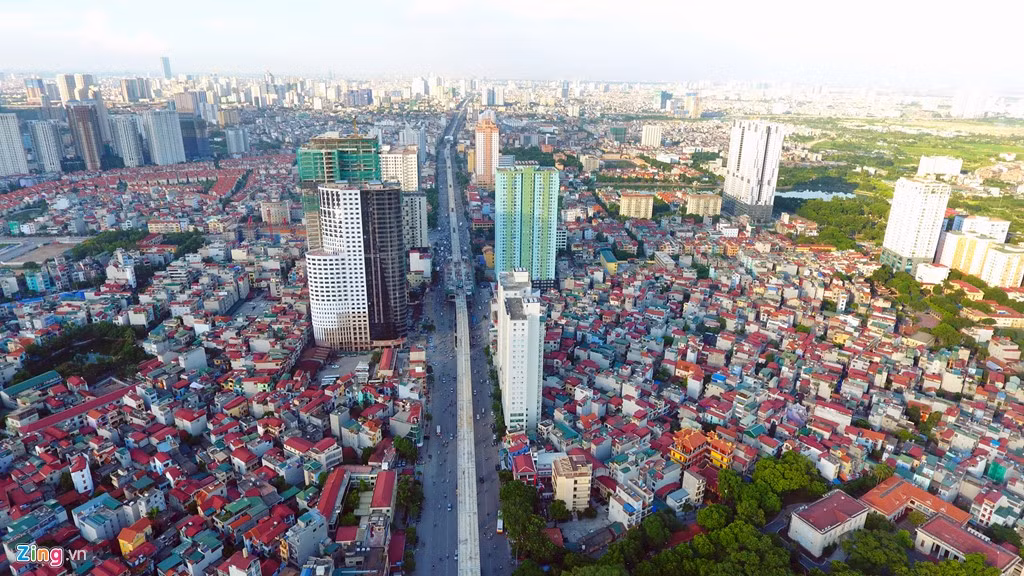 Trên đường Quang Trung (quận Hà Đông), những phiến dầm chạy sâu về phía đường Ba La, kết thúc ở cửa bến xe Yên Nghĩa.