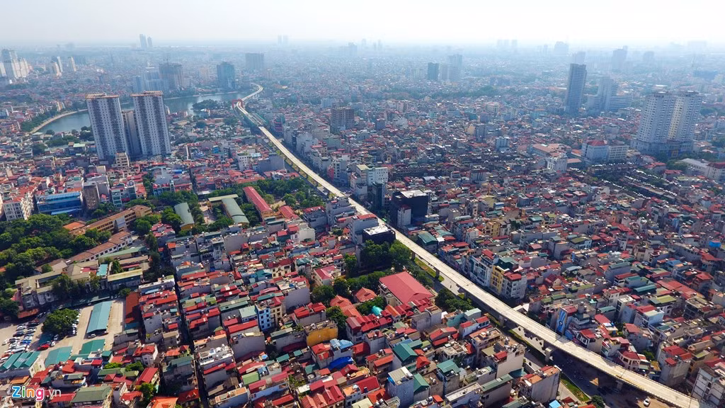 Từ hồ Hoàng Cầu, tuyến đường sắt chạy dọc theo tuyến phố Yên Lãng về điểm giao cắt với đường Láng.