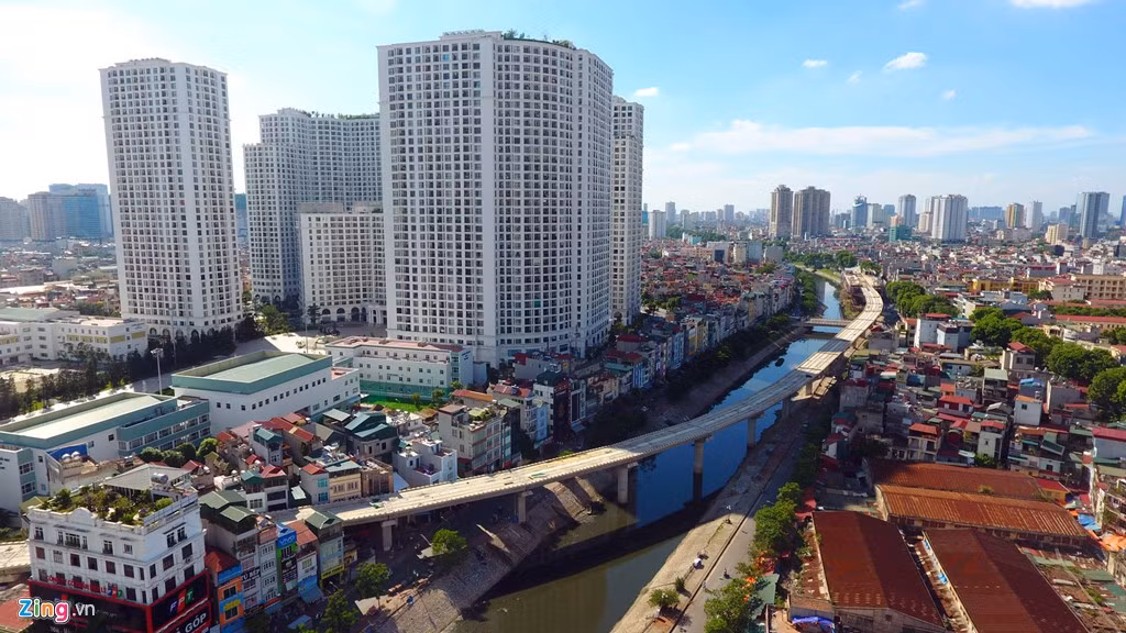 Tuyến đường vắt qua sông Tô Lịch trên đường Láng...