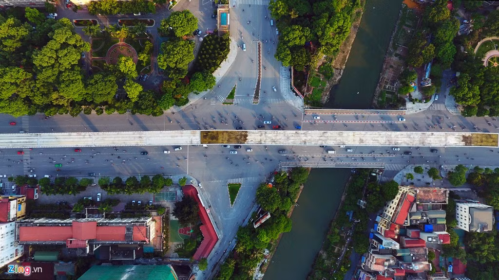 Tại nút giao Phùng Hưng - Thanh Bình và cầu Trắng (Hà Đông).