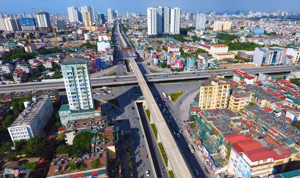 Tại nút giao 4 tầng Khuất Duy Tiến - Nguyễn Xiển. Trước đó, để thi công các hạng mục tại ngã tư lớn nhất thủ đô này, người dân đã phải chịu nhiều vất vả khi tham gia giao thông vào cả thời gian cao điểm lẫn khung giờ bình thường.