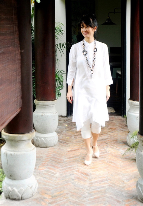 Hổng Nhung tự đặt mua cổng vào bằng gỗ và mái ngói trong một chuyến công tác.