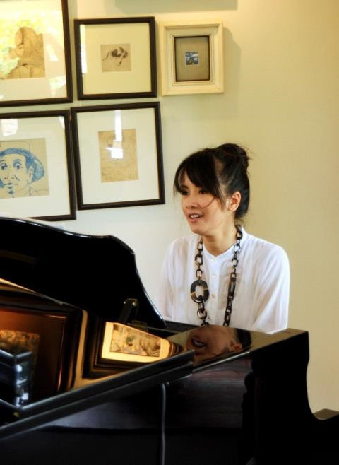 Hồng Nhung thích treo nhiều tranh trên tường.