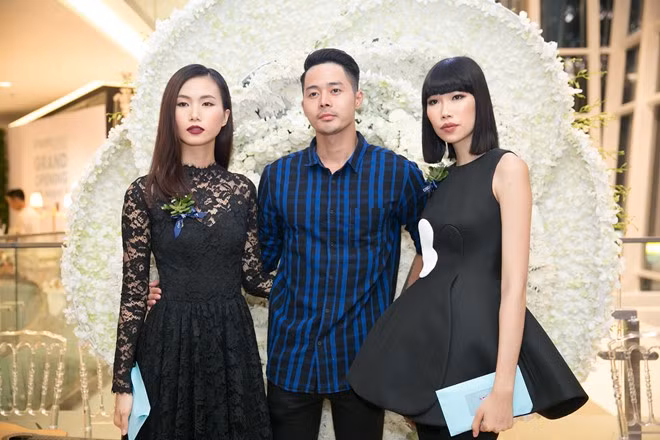 Mạc Anh Quân (giữa) vui vẻ hội ngộ đồng nghiệp Thu Thủy và Kim Phương.