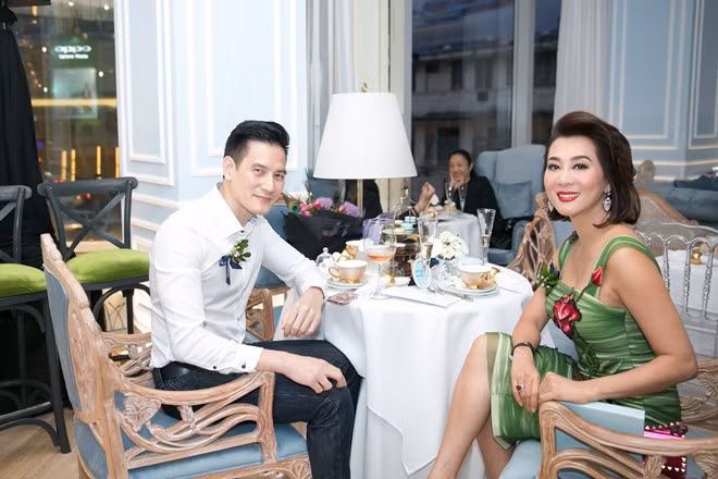 MC Kỳ Duyên dự tiệc khai trương cùng bạn trai. Ngoài vai trò khách mời, chị còn đảm nhận vai trò dẫn dắt sự kiện.