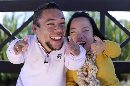 Mặc dù vóc dáng không được như người thường nhưng tình cảm họ dành cho nhau khiến nhiều người phải ngưỡng mộ.