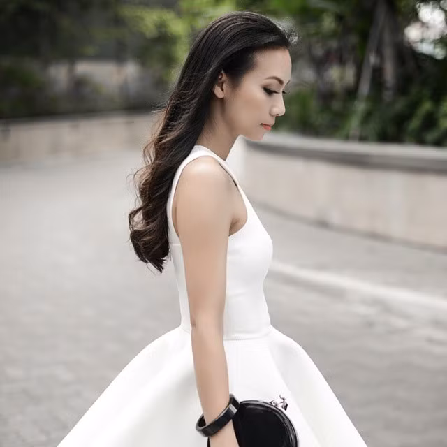 Đã là bà mẹ 3 con, MC Huyền Ny vẫn có vẻ đẹp quyến rũ mọi ánh nhìn.(Ảnh: FBNV)