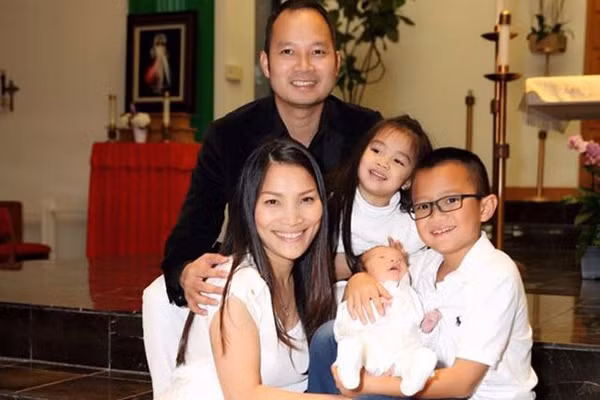 Hồng Ngọc Hồng Ngọc là một nữ ca sĩ của Việt Nam nổi tiếng bắt đầu từ cuối thập niên 90 đầu 2000 với chất giọng trầm khàn rất đặc trưng. Hồng Ngọc từng kết hôn với nhạc sĩ Minh Nhiên vào năm 2002 nhưng sau đó họ đã ly dị trong sự tiếc nuối của nhiều khán giả.