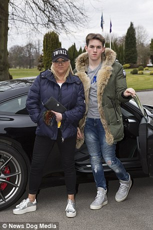 Cậu ấm Jack Watkin chụp ảnh với mẹ.