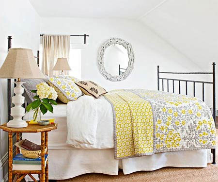 7. Trắng kết hợp với vàng nắng và màu xám lông bồ câu Màu trắng tượng trưng cho sự cát tường, vì thế nó được ứng dụng rộng rãi trong phòng ngủ. Nhưng để tránh đơn điệu, có thể pha thêm màu sắc cho căn phòng bằng các điểm nhấn màu vàng nắng, màu xám lông bồ câu cho giường ngủ, đèn ngủ, rèm cửa…