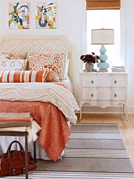 1. Tập hợp màu cam san hô, xanh nước và trắng sữa Bức tường được phủ một lớp sơn nước màu trắng sữa, sau đó phối hợp những món đồ nội thất có sắc thái trung tính tương tự sẽ tạo ra một không gian nền màu cam san hô và màu xanh nước biển ấn tượng. Những món đồ nội thất này có thể đến từ bức tranh treo trên tường hoặc bộ chăn ga gối nệm trên giường.