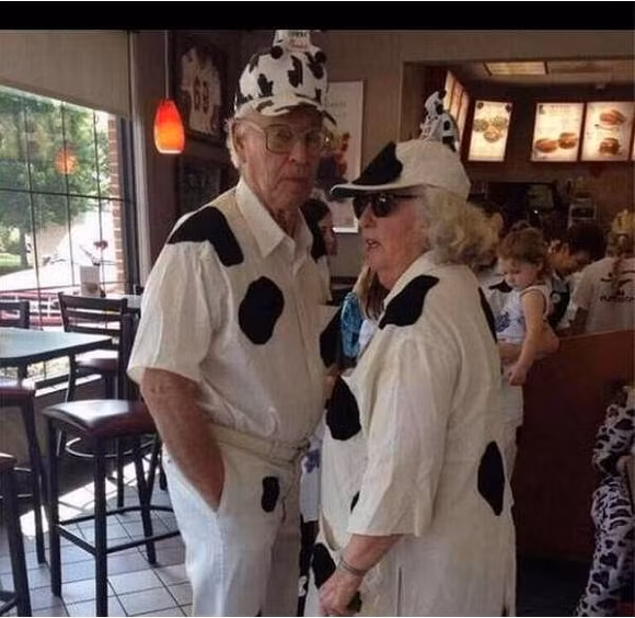 Ai bảo rằng chỉ những người trẻ tuổi mới được mặc những bộ quần áo đôi nào, trông chúng tôi cũng rất Fashion đấy chứ.