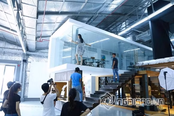 Sau khi đăng quang, Hoa hậu Phạm Hương trở thành mỹ nhân được báo giới săn đón. Dù ra về tay trắng khi "đem chuông đi đánh" xứ người nhưng Hoa hậu Hoàn vũ 2015 vẫn được công chúng yêu mến. Ngoài việc làm từ thiện, tham dự sự kiện thì Phạm Hương còn thường xuyên đi chụp hình. Loạt ảnh hậu trường chụp buổi hình mới đây của Phạm Hương là minh chứng cho sự nguy hiểm của công việc cô đang làm. Trong hình, người đẹp dũng cảm bám theo tấm kính mà không có bất kỳ dụng cụ bảo hộ nào. Có thể thấy, Phạm Hương phải rất cẩn trọng bước chậm để không bị ngã. Dù có sự theo sát của một ê-kíp chuyên nghiệp nhưng hình ảnh này của Phạm Hương vẫn khiến nhiều người lo lắng.