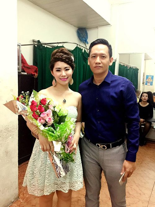 Ca sĩ Duy Mạnh khoe ảnh chụp chung với nữ ca sĩ Lương Bích Hữu sau cánh gà: “Em gái mới quen”.