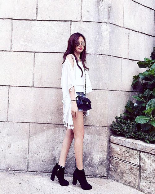 Chính thức "đường ai nấy đi" với đại gia Phan Thành, diễn viên Midu tự tin khoe chân dài với quần short jeans: “Tôi yêu short jean &amp; áo trắng”.