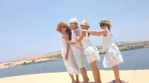 Tròn mắt với bức ảnh gia đình Thúy Hạnh – Minh Khang diện đồ ton sur ton, xếp hàng chụp ảnh ở Phan Thiết: “Một ngày vui đùa với nắng, gió và cát vui thật vui”.