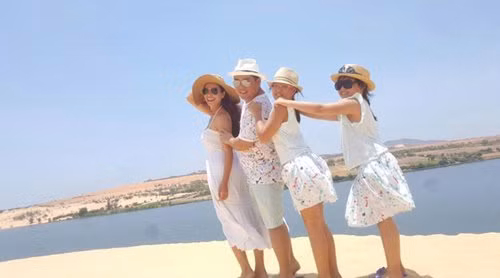 Tròn mắt với bức ảnh gia đình Thúy Hạnh – Minh Khang diện đồ ton sur ton, xếp hàng chụp ảnh ở Phan Thiết: “Một ngày vui đùa với nắng, gió và cát vui thật vui”.