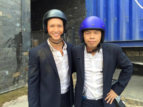 Thái Hòa đăng tải ảnh chụp chung với Kim Lý và hào hứng khoe với “Tí” Johnny Trí Nguyễn: “Anh Tí anh Tí... Tèo mới tìm được thằng Tủn rồi nè anh Tí”.