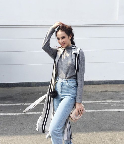 Hình ảnh hiếm hoi của Angela Phương Trinh khi ăn mặc kín đáo ra phố: “Dẫu Sài Gòn có nóng thế nào thì khi ra đường Trinh cũng thích mặc kín bưng vì Trinh sợ nắng hơn”.