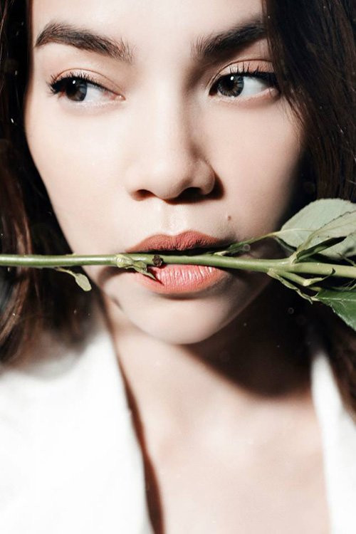  Hồ Ngọc Hà vừa chia sẻ bức ảnh miệng ngậm cành hoa hồng trên mạng xã hội khiến fan xôn xao. Ngay lập tức, bức hình nhận được hàng nghìn lượt thích và nhiều lời khen ngợi có cánh dành cho giọng ca Quảng Bình. Nhưng nhiều người vẫn không khỏi thắc mắc về ý nghĩa của bức ảnh của "nữ hoàng giải trí". Có vẻ nhận thấy rằng, vẻ đẹp quyến rũ mà bí ẩn của bà mẹ một con càng lúc mặn mà khiến người hâm mộ càng tò mò hơn về dự án mang tên La vie en rose sẽ diễn ra vào ngày 20.4 sắp tới. Hà Hồ nhiều lần đối đầu với scandal liên quan tới tình ái, hiện tại người đẹp đang cố gắng quay lại làng giải trí bằng nhiều hoạt động nghệ thuật và vẫn chọn cách im lặng để đối đầu.